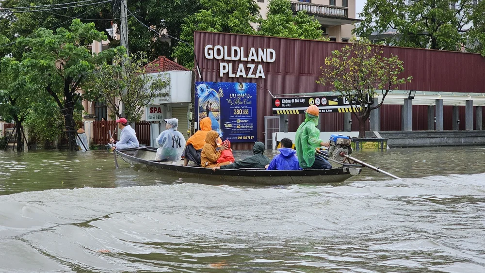 Bão Kalmaegi 2025: Dự báo ảnh hưởng và cảnh báo mưa lũ tại Miền Trung Hinh anh duong pho Hue bi ngap lut cuc bo co nguoi dan dang di chuyen bang thuyen hoac loi nuoc